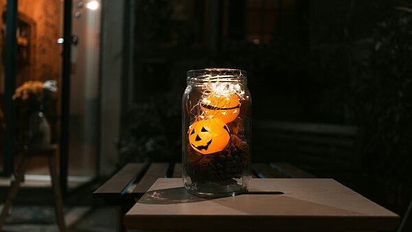 Windlicht mit Kürbisfiguren