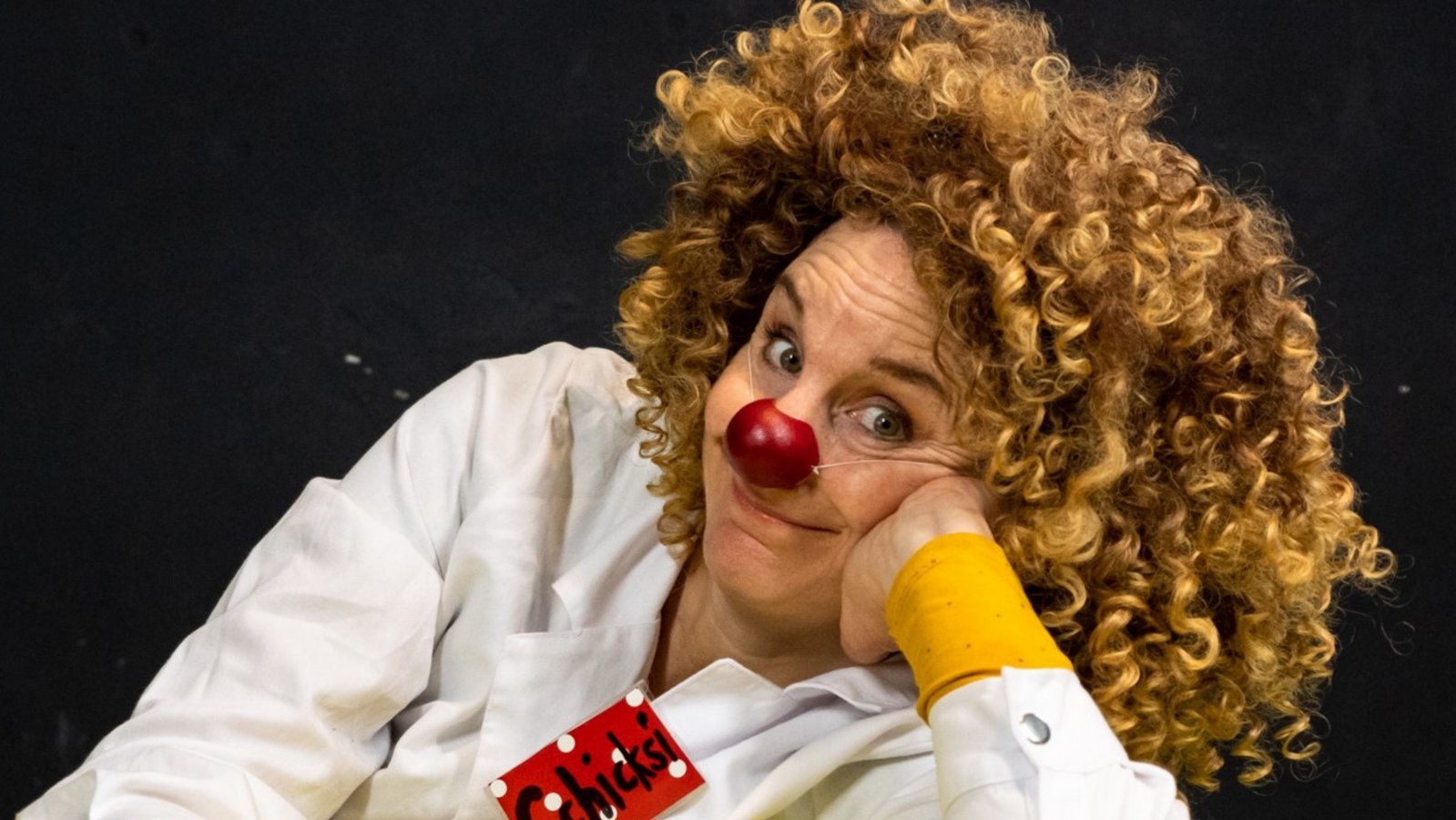 Clownin mit Locken und roter Nase