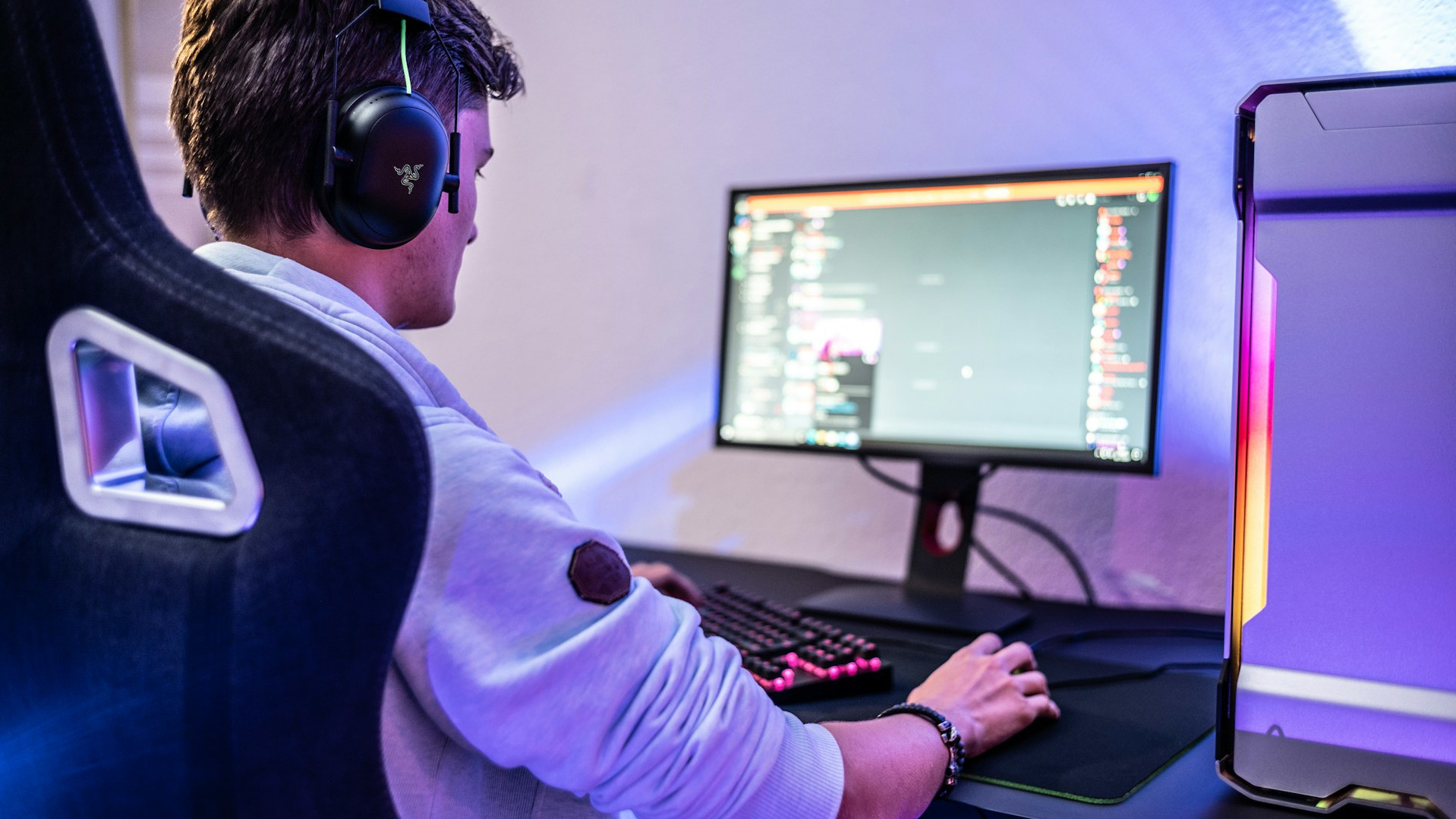 Person am PC mit Headset.