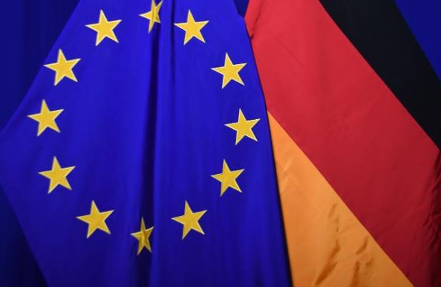 EU und Deutschlandflagge