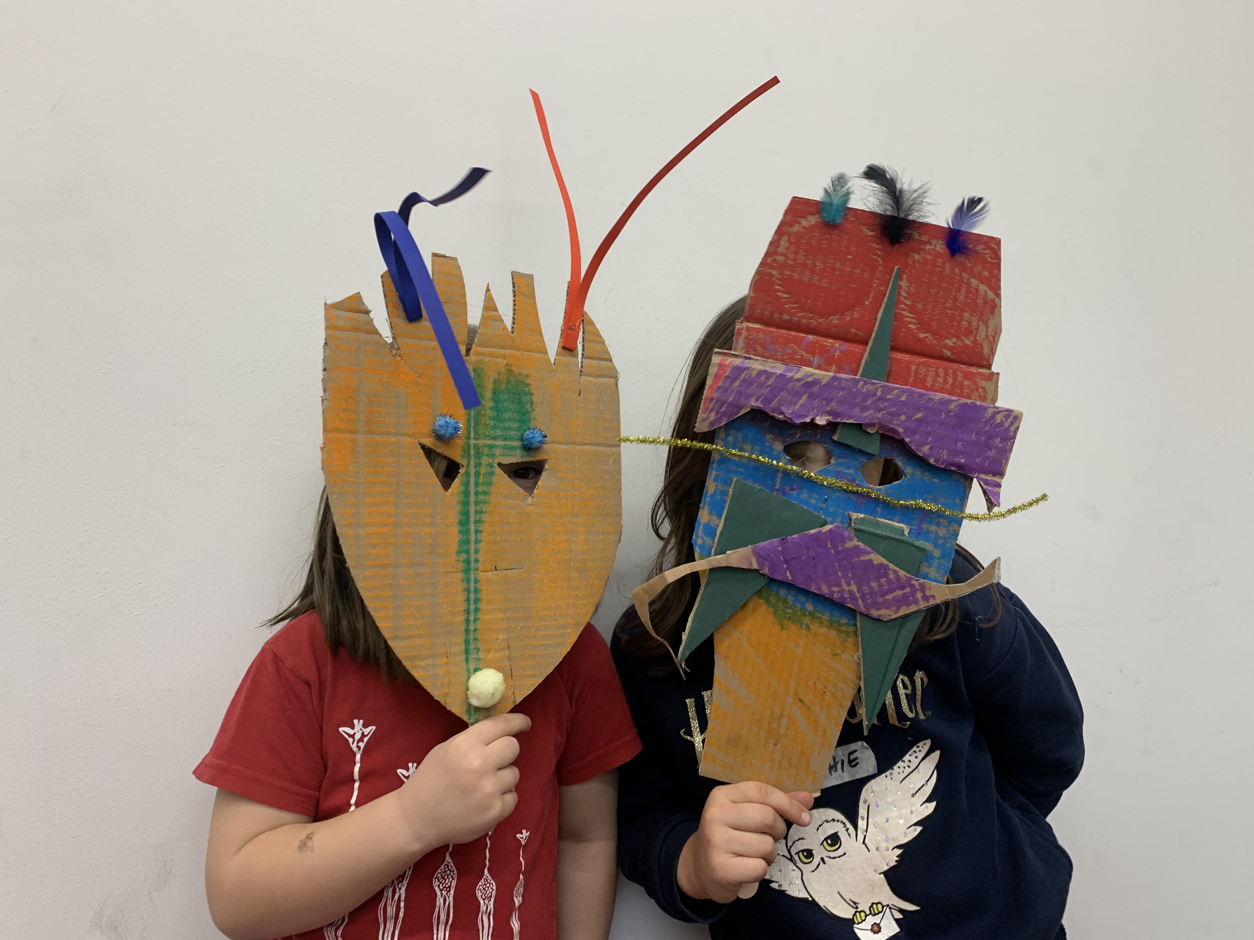 zwei Kinder mit Masken
