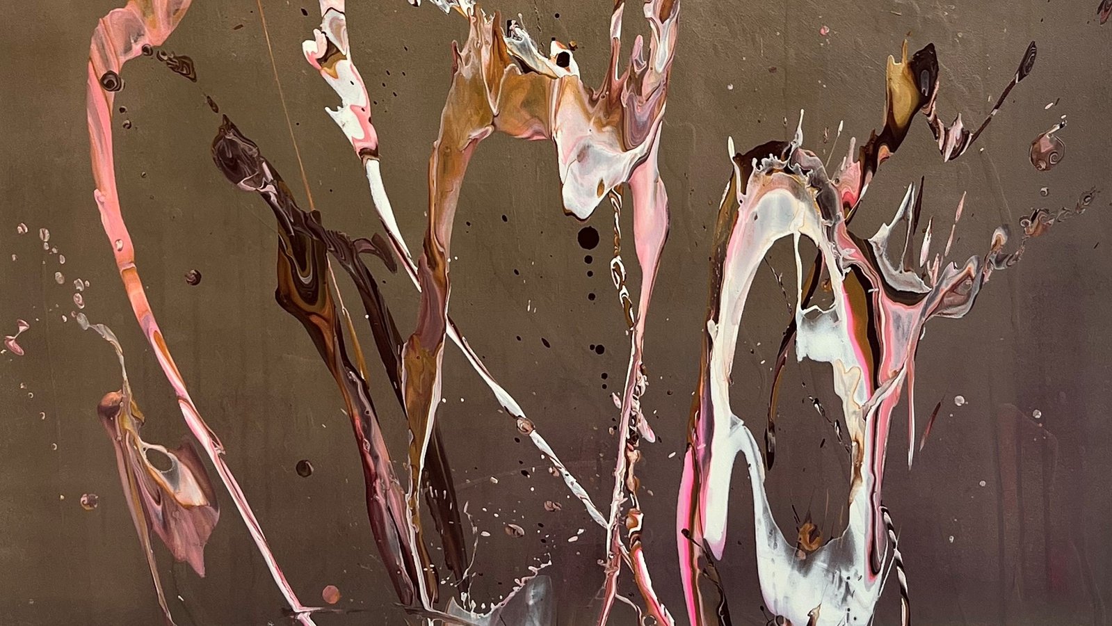 Farbspritzer (splashes) auf brauner Leinwand 