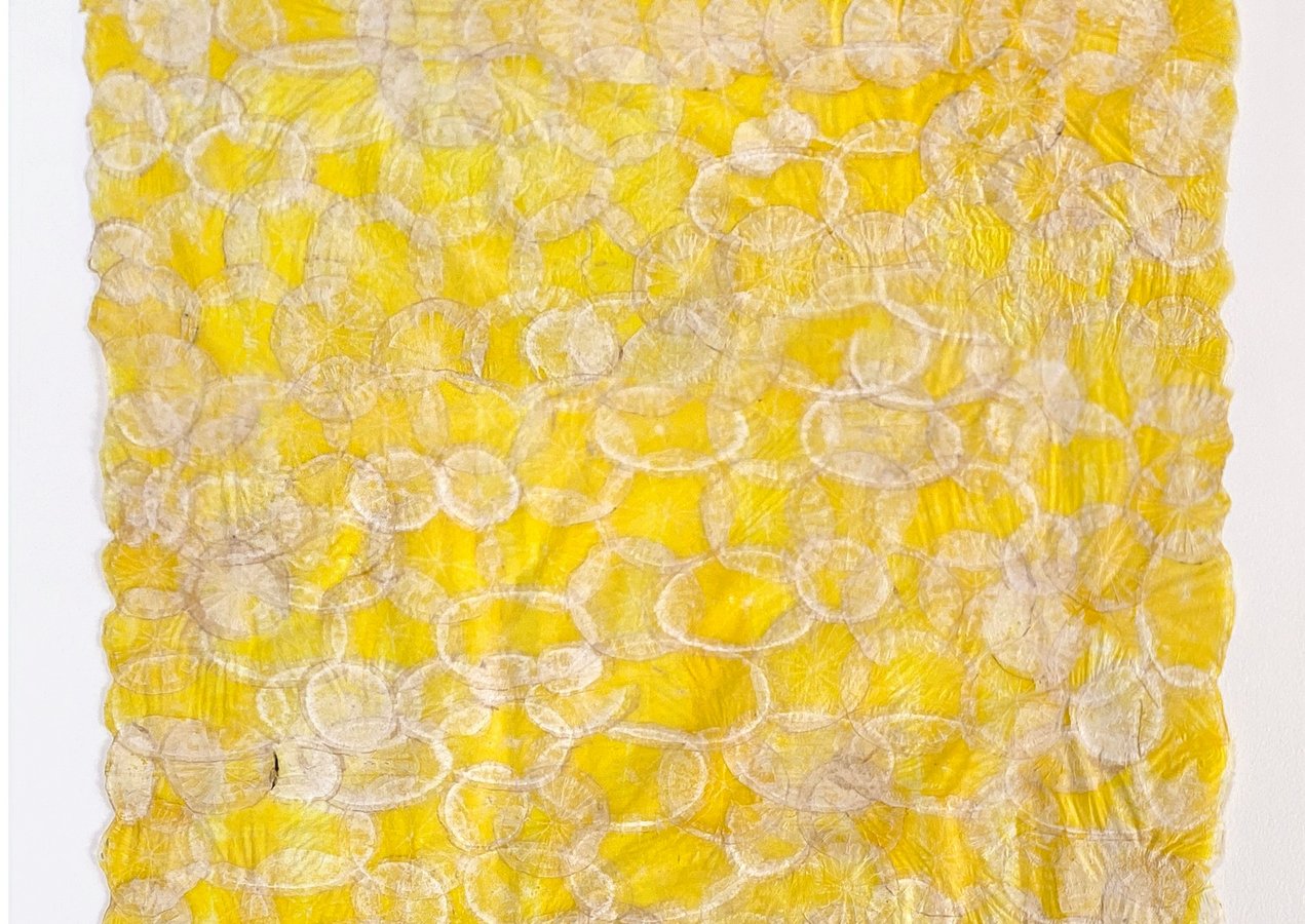 gelbe Papierarbeit aus Wurzelscheiben