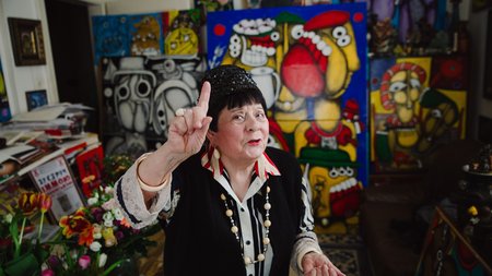 Emma Andijewska in ihrer Wohnung