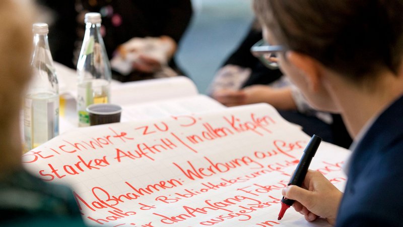 Bibliotheksmitarbeitende bei der Erarbeitung der Bibliotheksvision