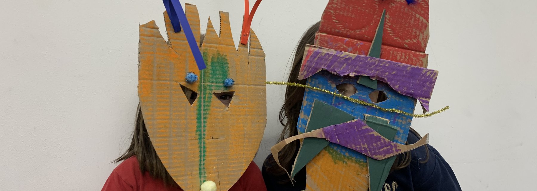 Kinder mit bunten Masken