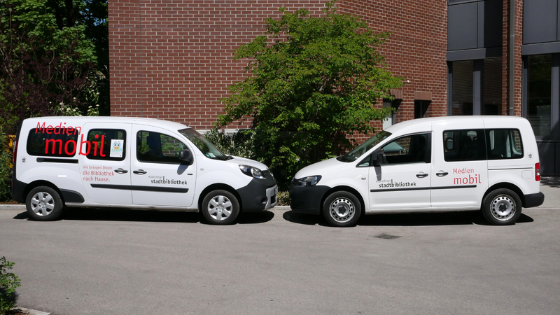 Zwei Medienmobile der Münchner Stadtbibliothek