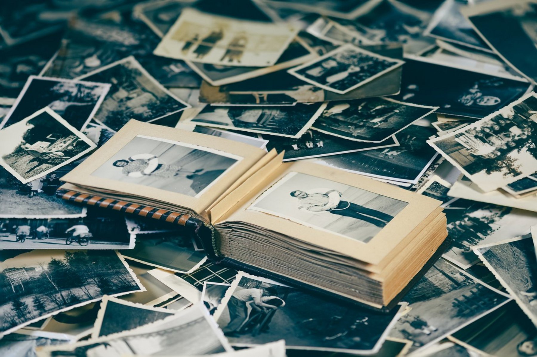 Alte Polaroid-Bilder auf Tisch verteilt