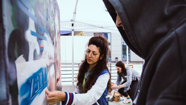 Personen mit Graffiti Schablonen