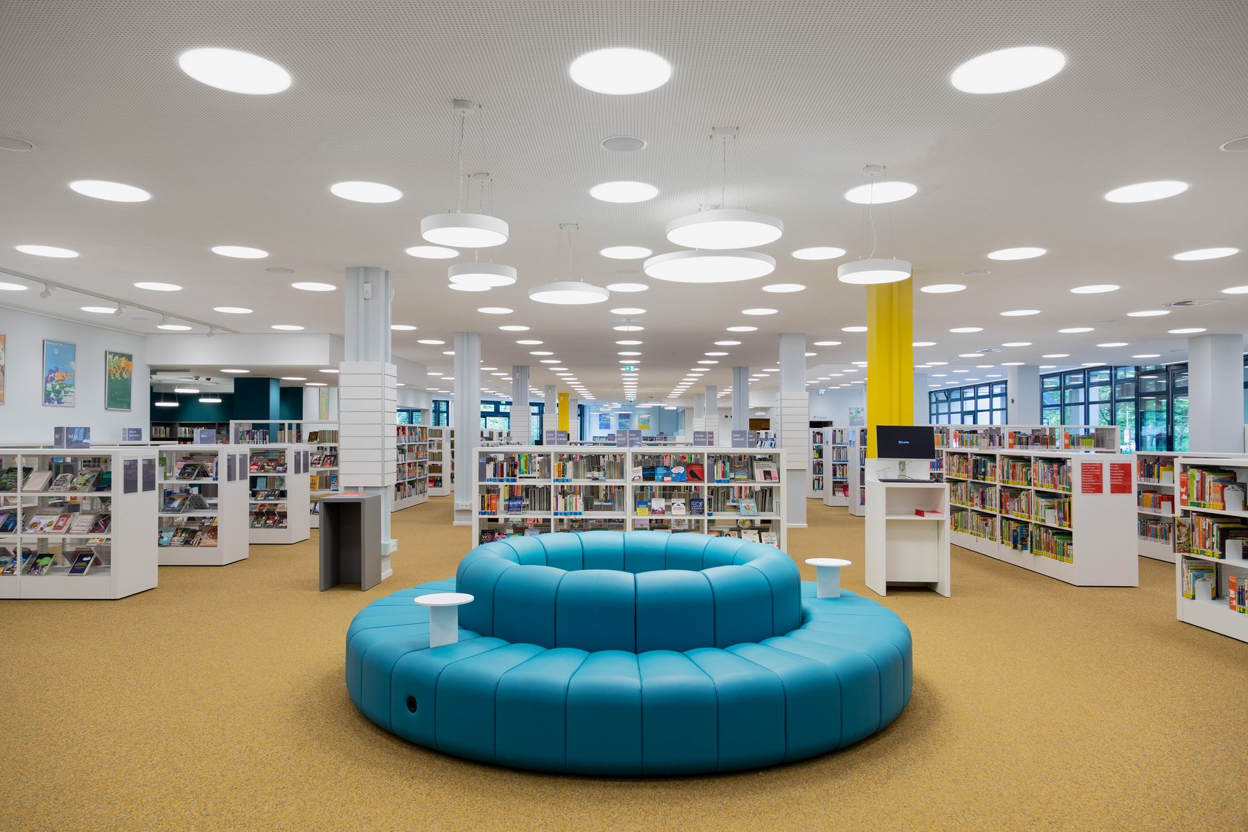rundes Sofa und Regale in der Bibliothek
