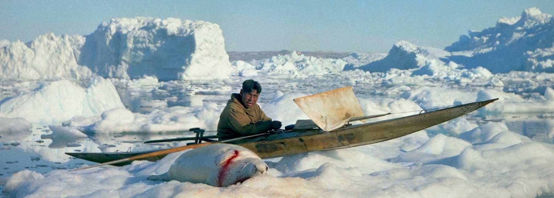 Inuit nach erfolgreicher Robbenjagd