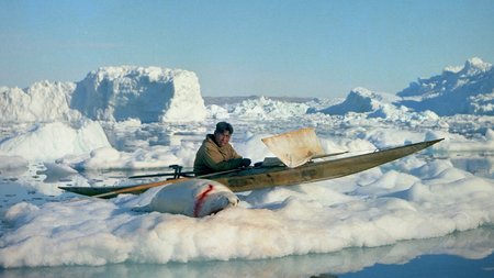 Inuit nach erfolgreicher Robbenjagd
