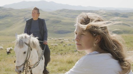 Eine junge Frau und ein Mann auf einem Pony im abgelegenen Hochland Montenegros 