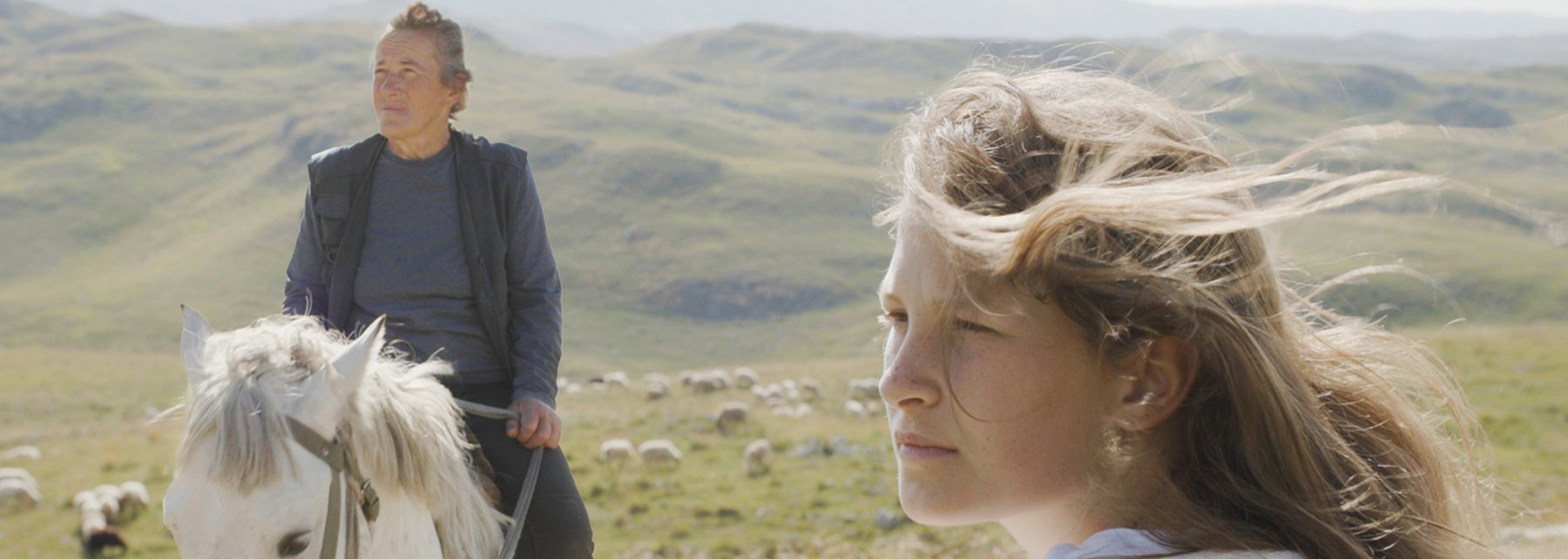 Eine junge Frau und ein Mann auf einem Pony im abgelegenen Hochland Montenegros 