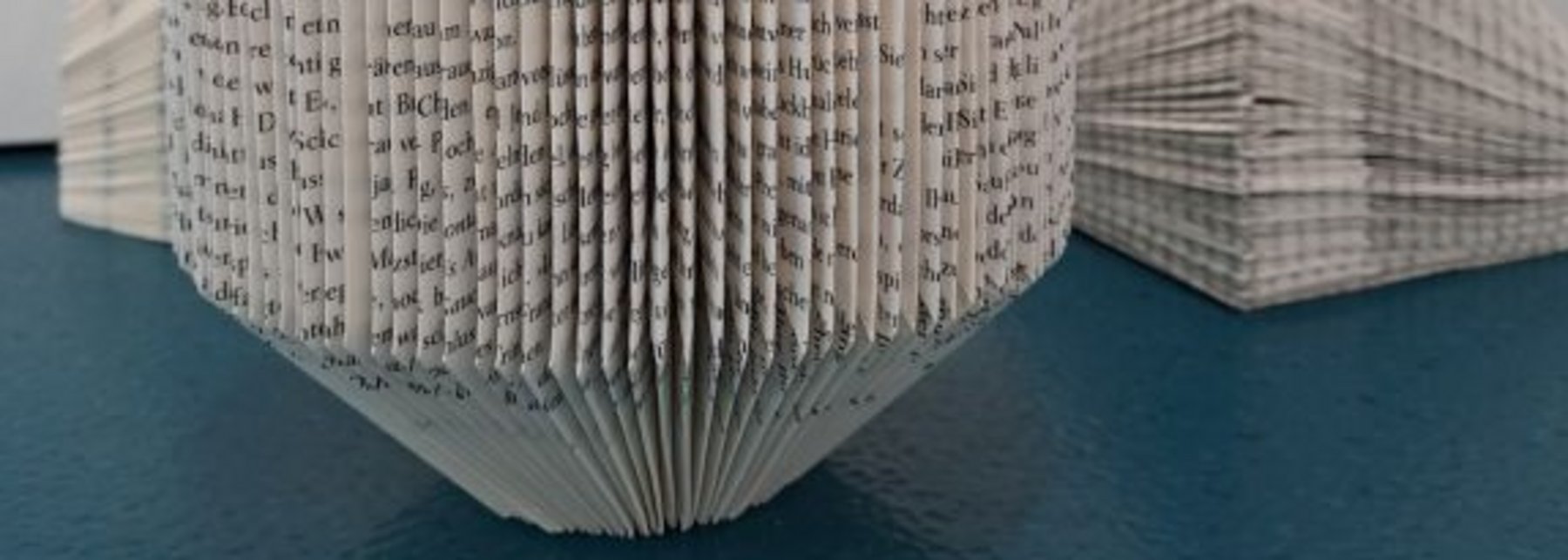 Zwei Deko-Objekte, aus alten Büchern gefaltet