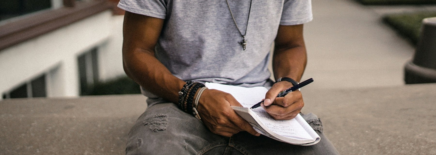 Person beim Song schreiben