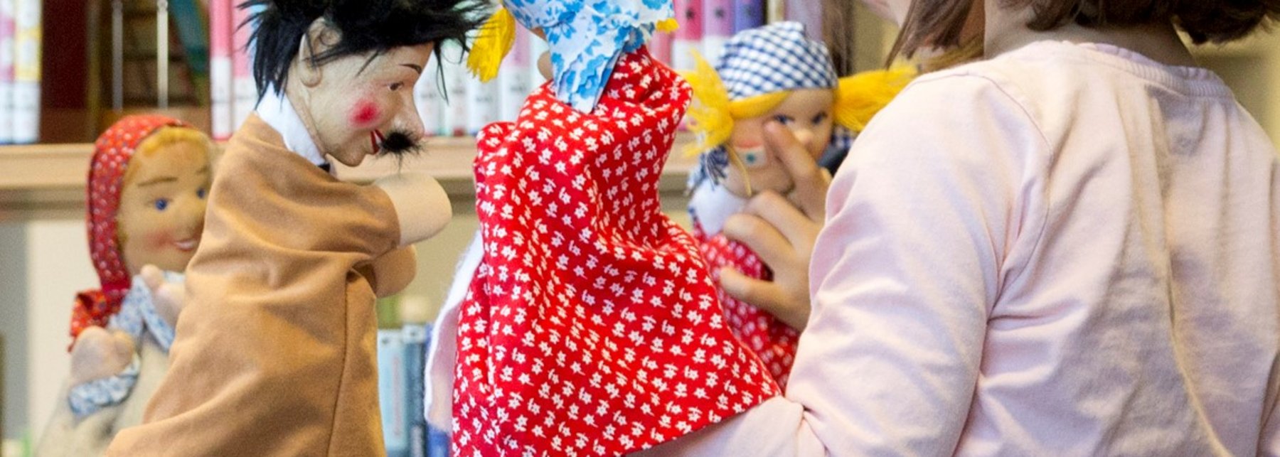Kinder mit Handpuppen