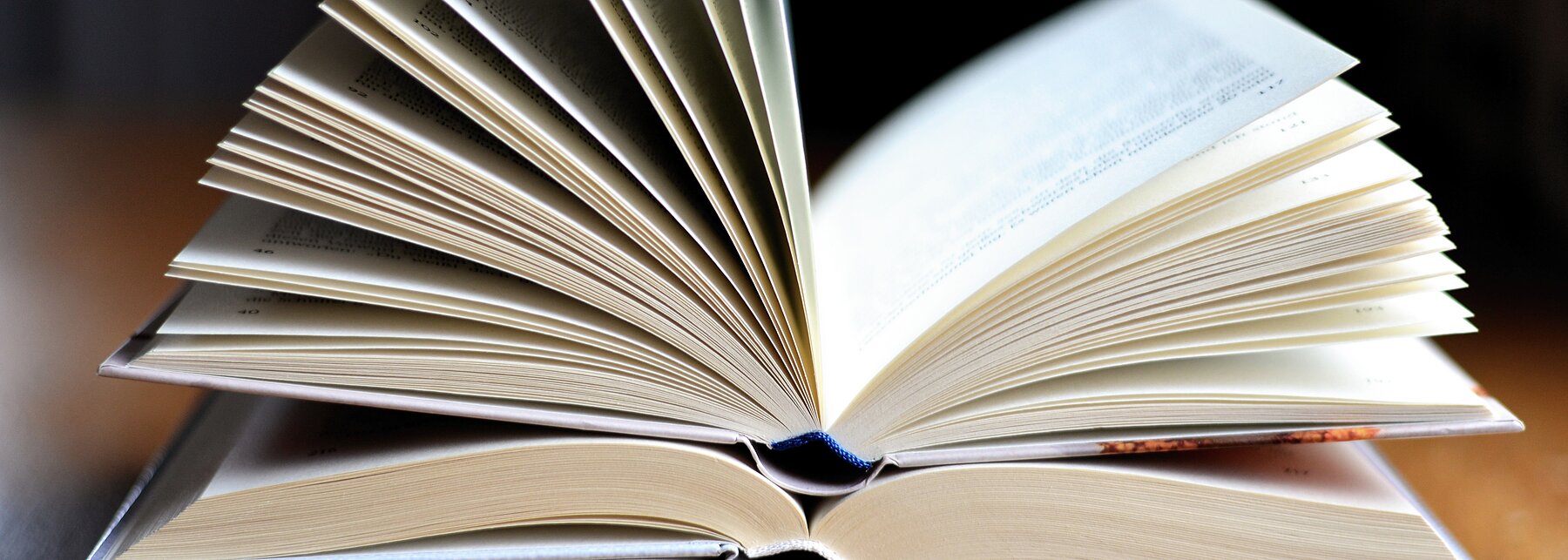 Stapel aufgeschlagener Bücher