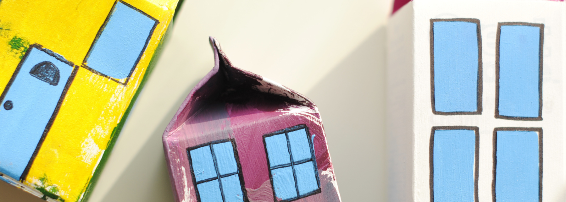 Häuser aus Tetra Pak gebastelt