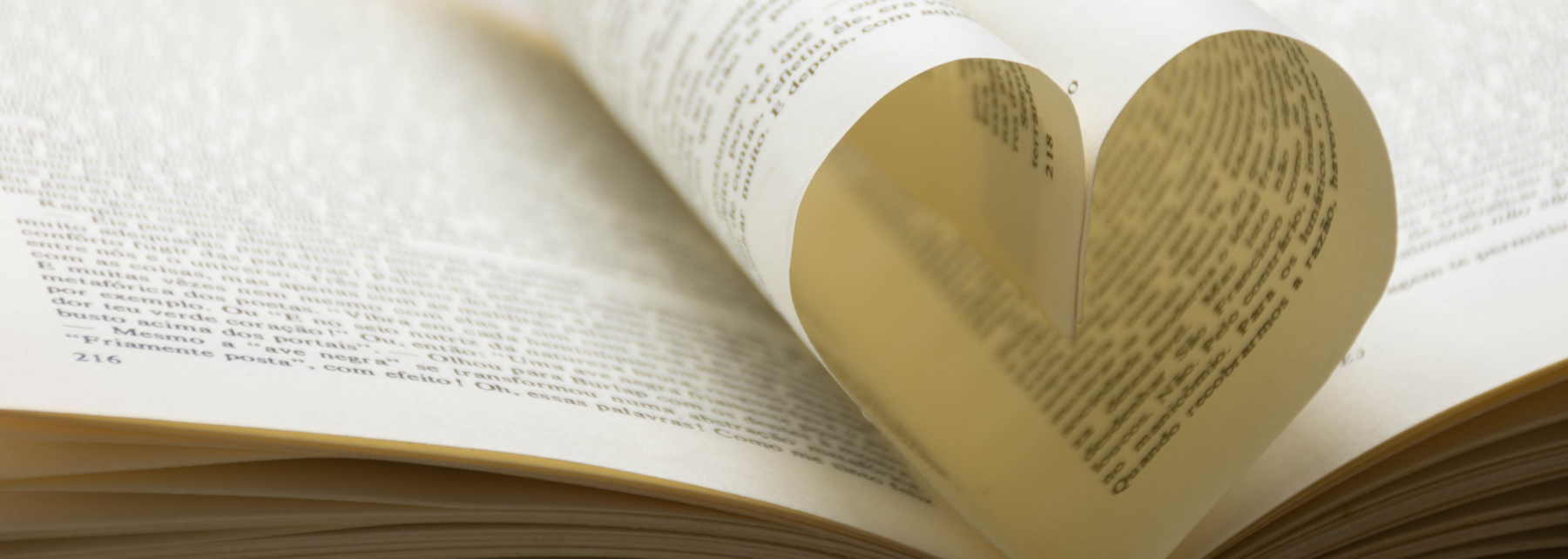 Ein Buch, dessen Seiten zu einem Herz geformt sind