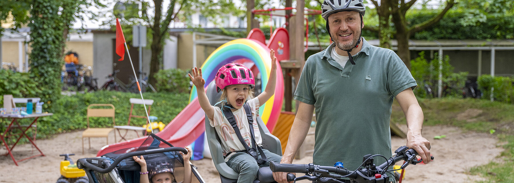 Familie auf Lastenrad
