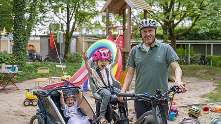 Familie auf Lastenrad