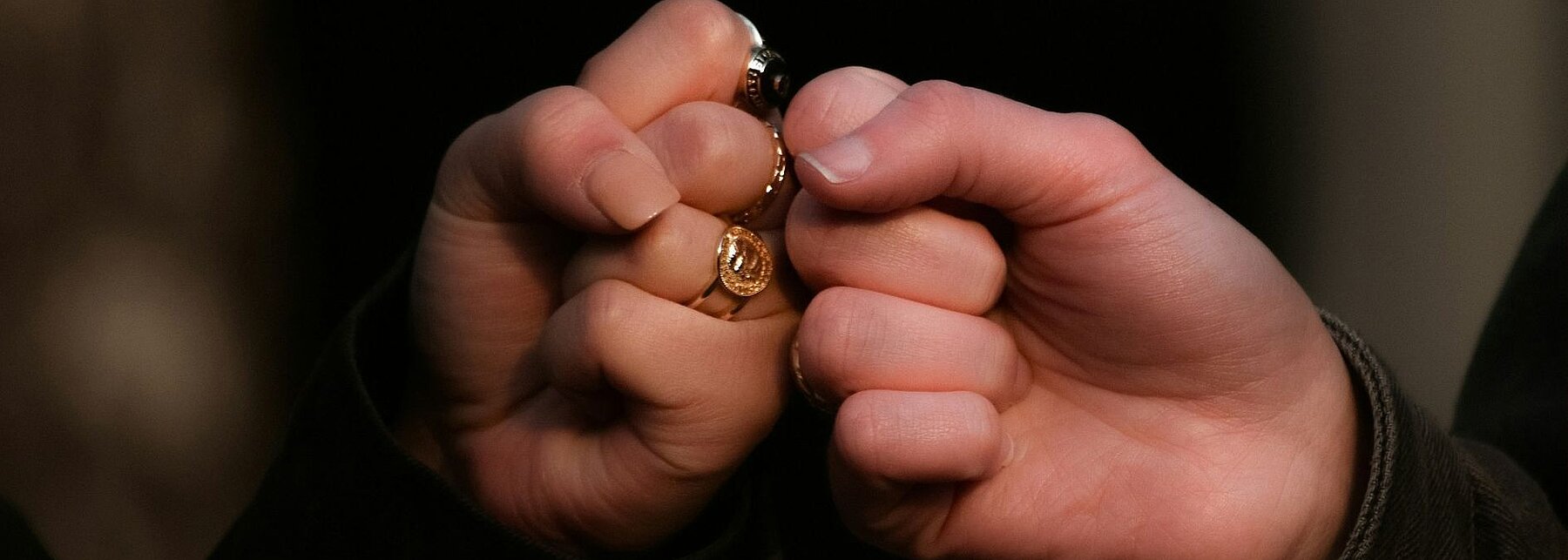 Das Symbolbild zeigt zwei Fäuste, die zum Fistbump aneinander gedrückt werden.