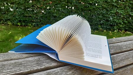 Notizzettelhalter aus einem Buch