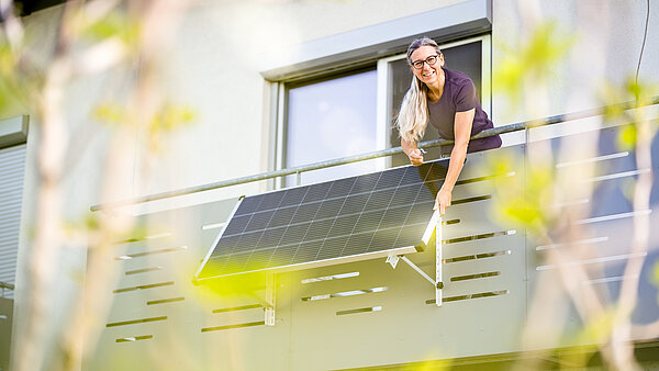 Solarpanel an einem Balkon