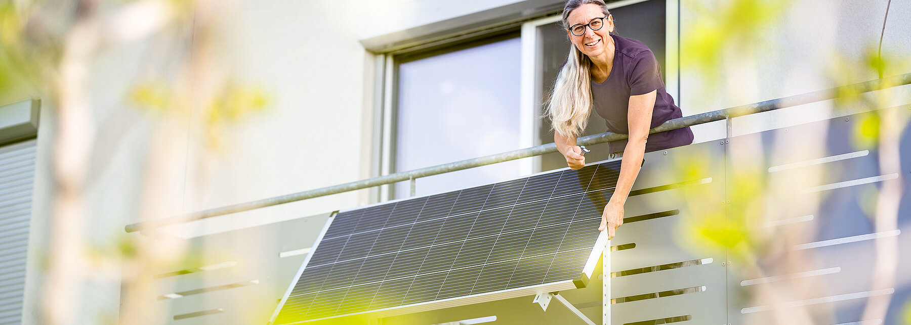 Solarpanel an einem Balkon