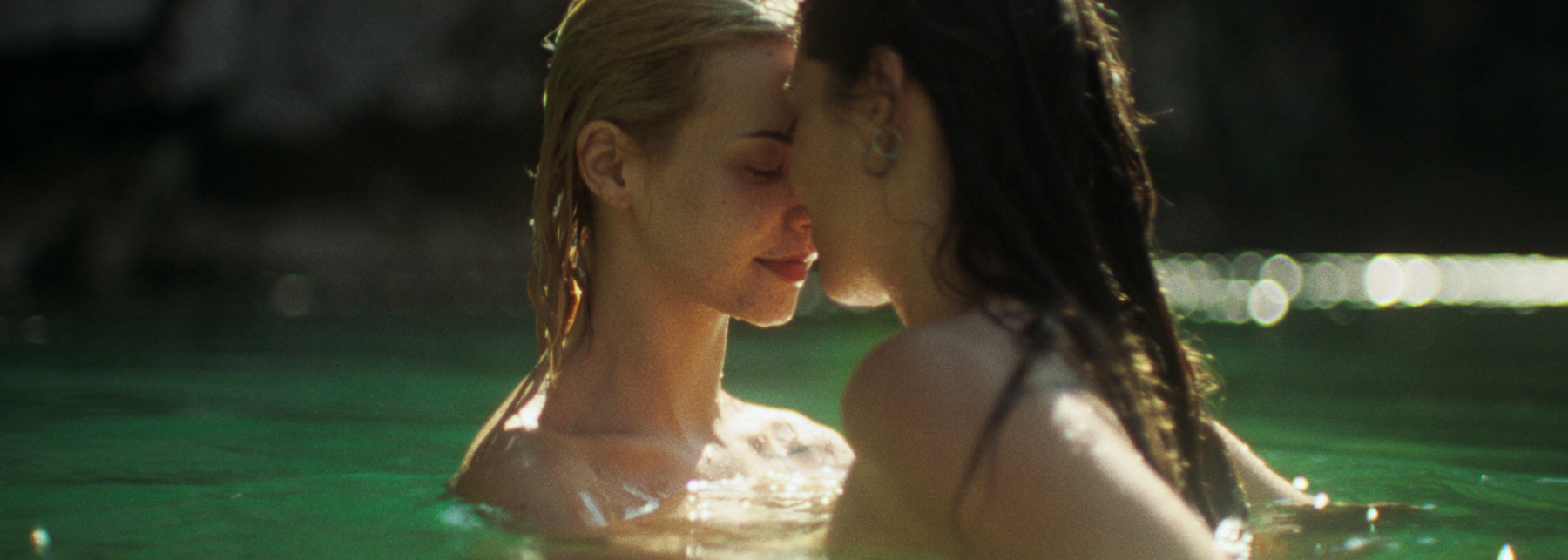 Filmstill - Zwei Frauen baden in eine grün schimmernden See