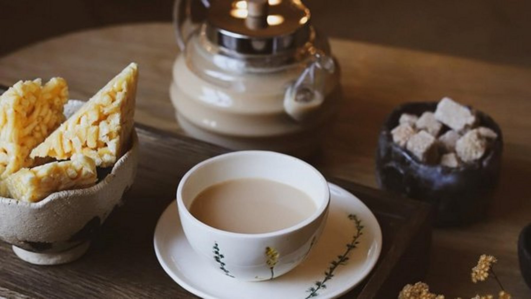 MSB_Sendling_Sprachcafe tatarisch Gebäck, Teekanne, Teetasse auf einer Tischplatte arrangiert