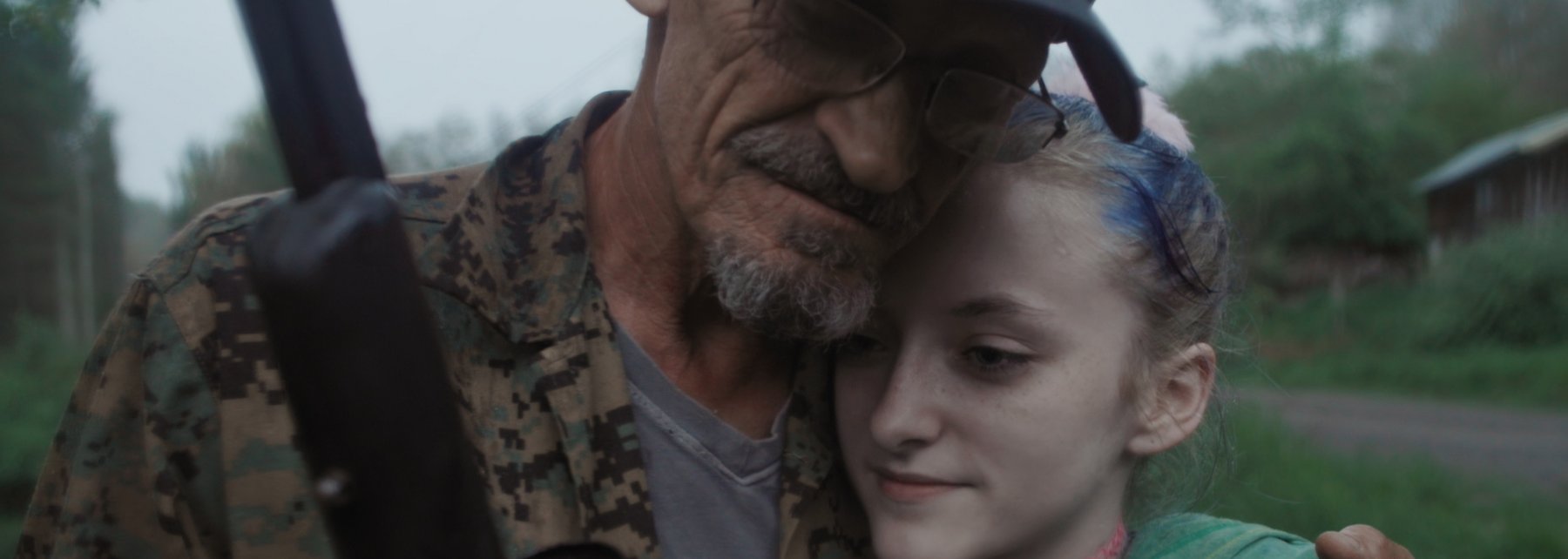 Mann in Uniform umarmt eine junge Frau