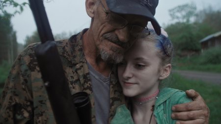 Mann in Uniform umarmt eine junge Frau