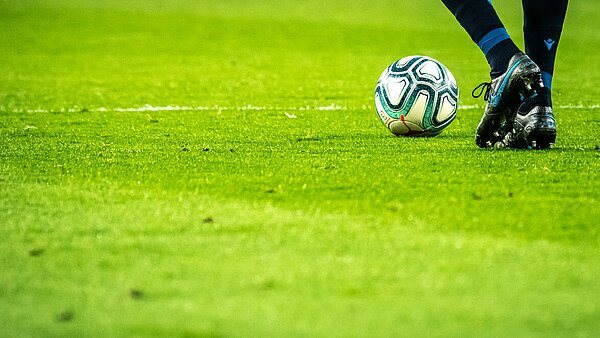 Fußball auf Rasen