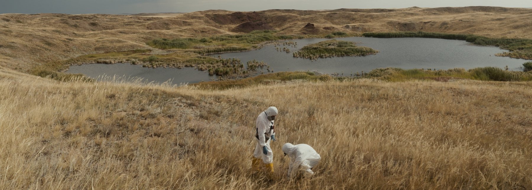 Zwei Personen in Strahlenschutzanzügen im Kernwaffentestgelände in der Kasachischen Steppe