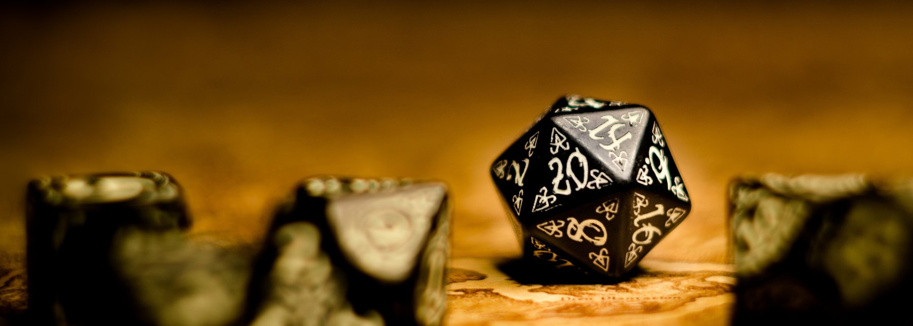 mehrere schwarze Würfel auf einem Spieltisch