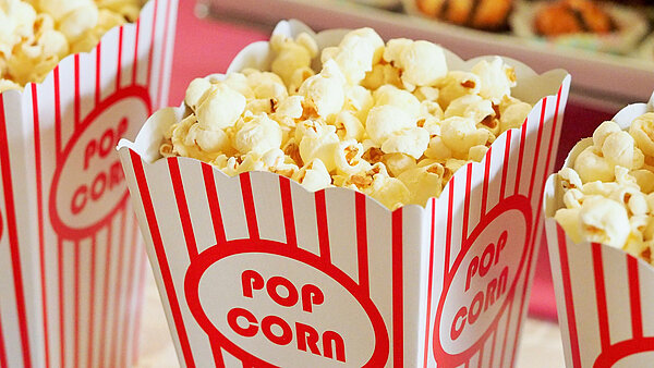 Mehrere Tüten Popcorn stehen in einer Reihe
