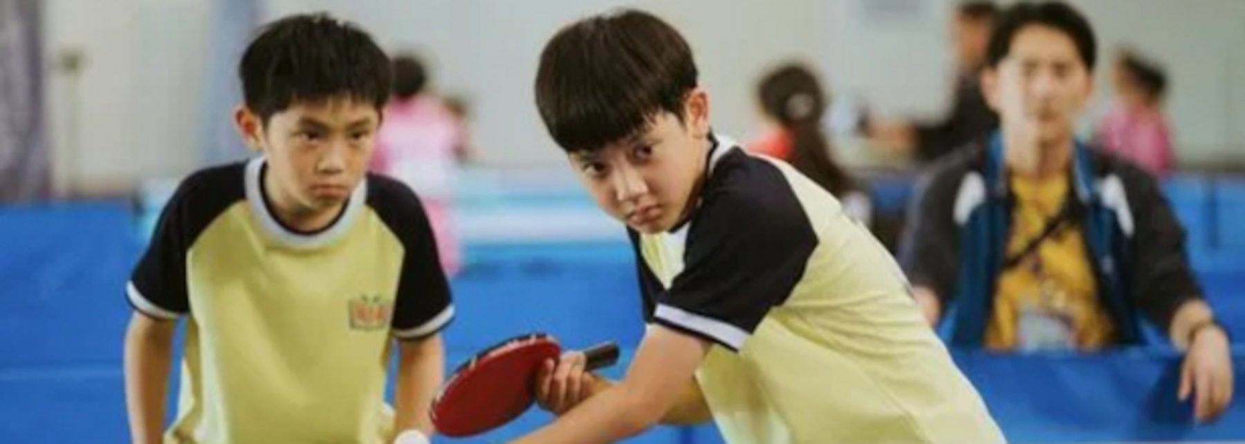 Kinder beim Tischtennisspielen