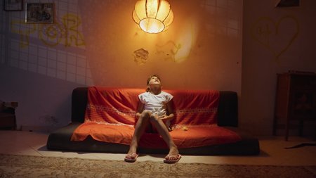 Kind in dem zum Zufluchtsort gewandelten verfallenen Gebäude