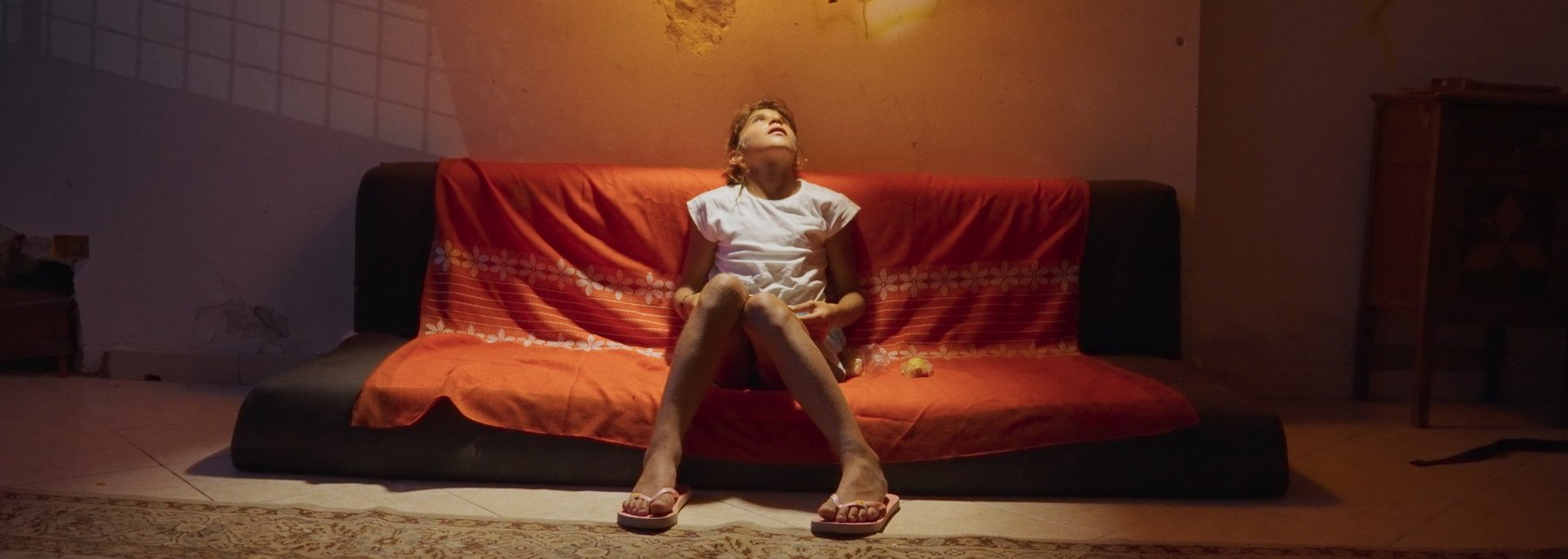 Kind in dem zum Zufluchtsort gewandelten verfallenen Gebäude