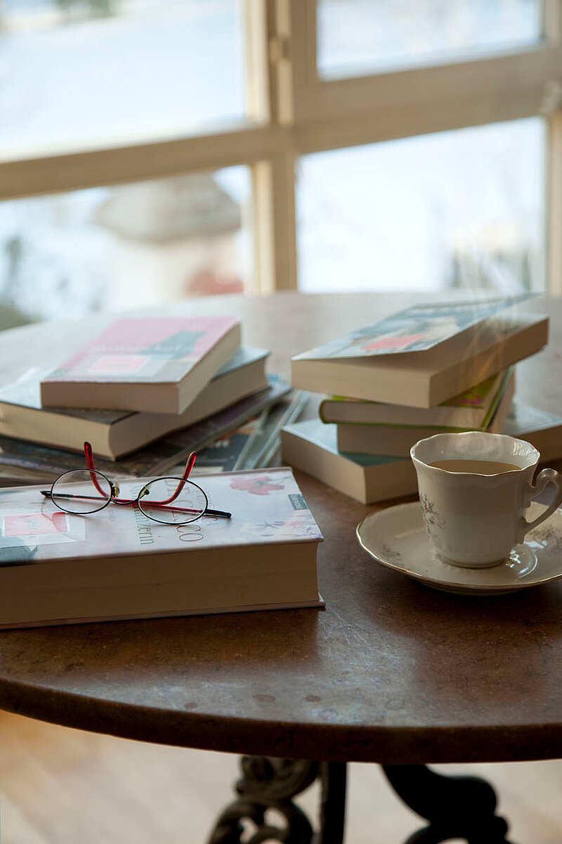 Bücher und eine Kaffeetasse auf einem Tisch