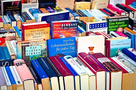 Ein Tisch voller Bücher