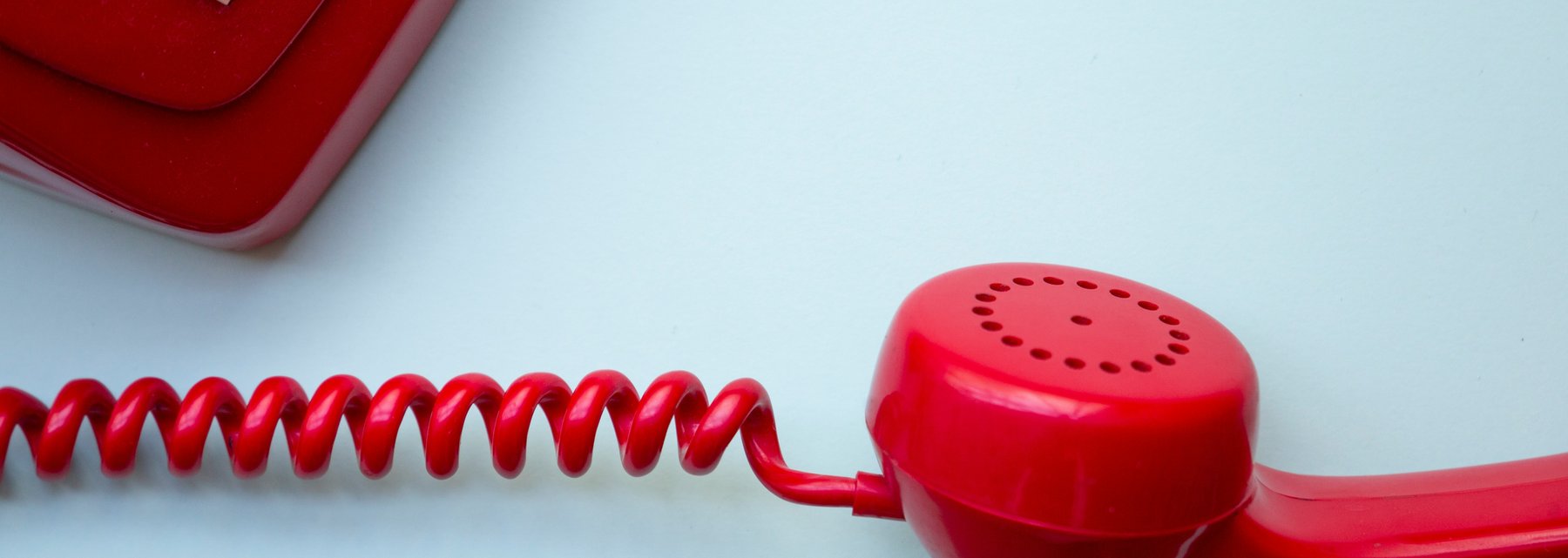 Rotes Telefon auf blauem Hintergrund