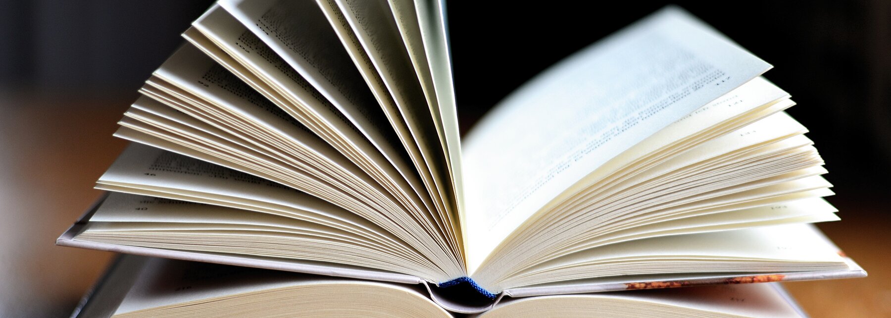 Stapel aufgeschlagener Bücher