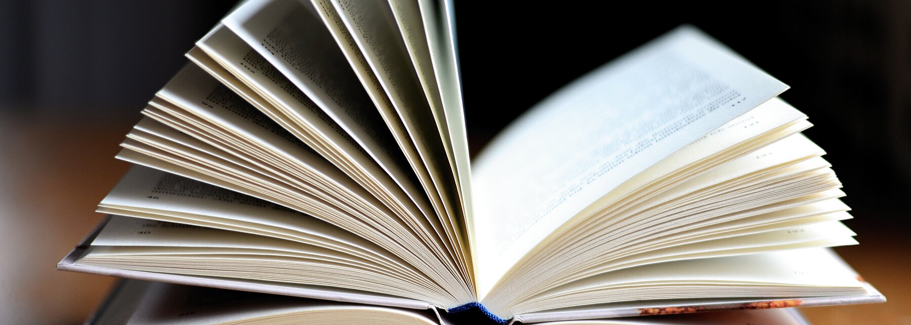 Bücherstapel aus aufgeschlagenen Büchern