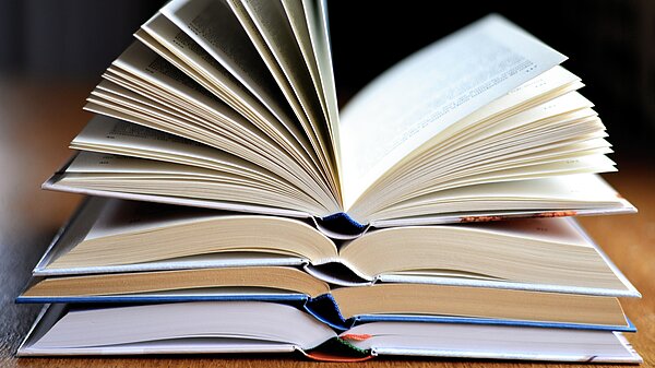 Stapel aufgeschlagener Bücher