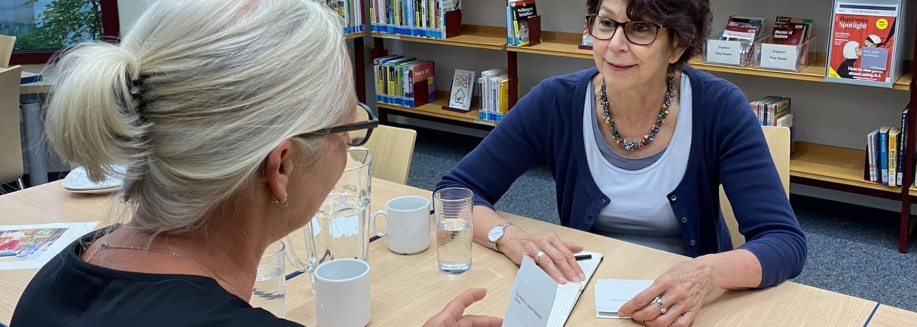 zwei Frauen an einem Tisch