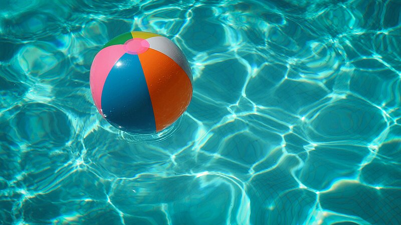 ein Wasserball in einem Pool
