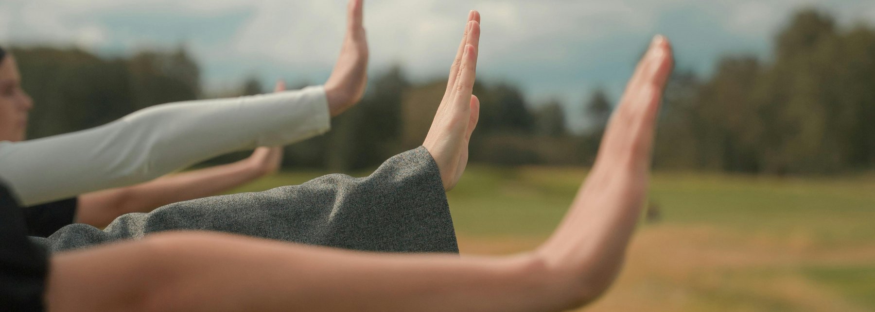 Ausgestreckte Hände in Stopp-Gestik